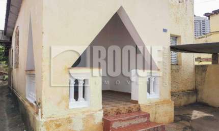 Imóvel com 2 casas independentes em terreno de 450m²