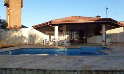 Casa Ampla com Área de Lazer Completa – Conforto e Espaço para Toda a Família!