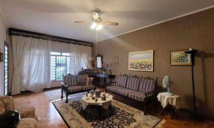 Casa Residencial com 3 Dormitórios na Região Central