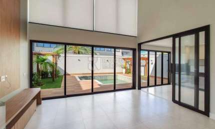Casa em Condomínio com 3 Suítes, Área Gourmet e Piscina — Sofisticação e Conforto!