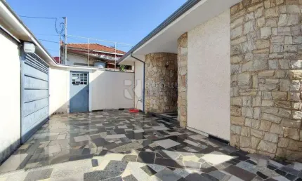 Casa com potencial comercial – amplo terreno em localização estratégica