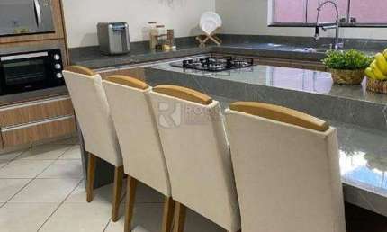 Casa à venda – 3 dormitórios (1 suíte) + área de lazer com piscina aquecida