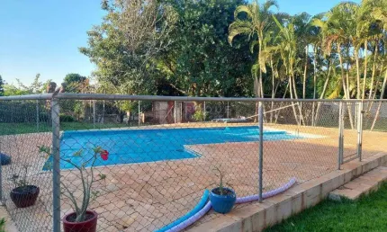 Linda chácara à venda em condomínio fechado – natureza, lazer e tranquilidade!