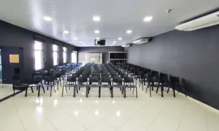 Imóvel à Venda com Salão Amplo, Área Externa e Prédio Anexo