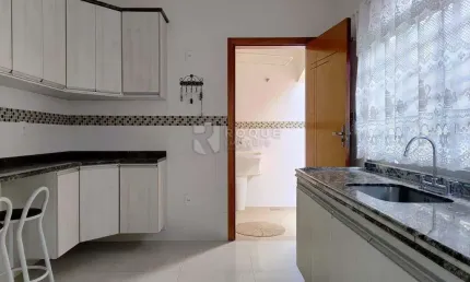 Casa Residencial à Venda – 3 Dormitórios (1 Suíte), Área de Lazer e 2 Vagas