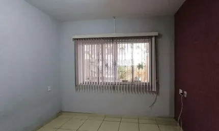 Casa Antiga Bem Conservada com Terreno Amplo à Venda