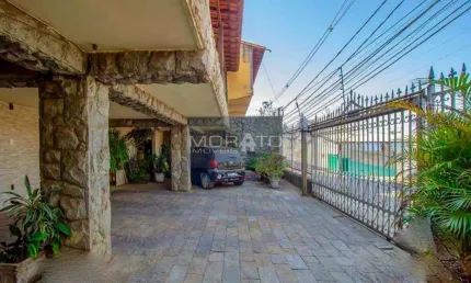 Casa de 07 Quartos, Suíte, 04 Vagas - Bairro João Pinheiro