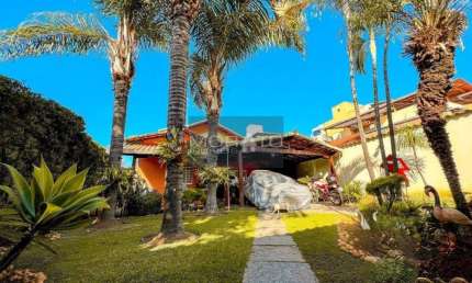 Casa com 4 quartos sendo um suíte com 4 vagas de garagem no bairro Arvoredo.