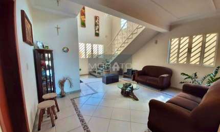 Casa com 5 quartos sendo 2 suíte com 5 vagas de garagem no bairro João Pinheiro.