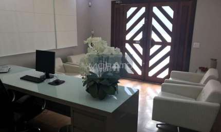 Casa com 12 Salas Comerciais, 2 Vagas de Garagem, no Bairro Castelo
