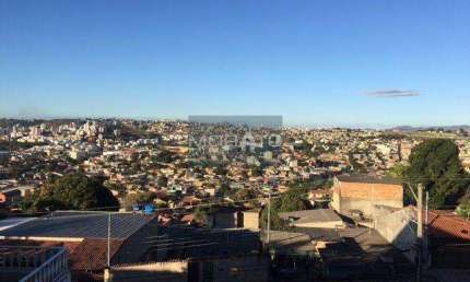 Casa com 3 quartos sendo 1 suíte com 8 vagas no bairro Nossa Senhora da Glória.