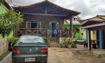 Casa com 3 quartos sendo 1 suíte e 6 vagas de garagem no Bairro Camargos.