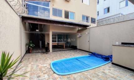 Casa com piscina no Cabral a poucos metros do Shopping Contagem