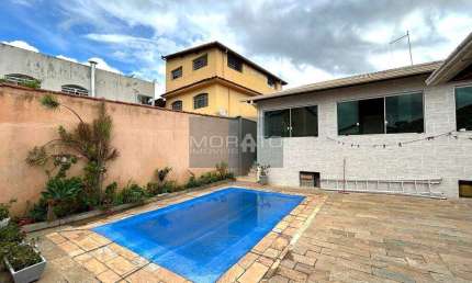 Belíssima casa em lote de 360m², com 3 quartos com suíte , closet, piscina e churrasqueira e loja em anexo