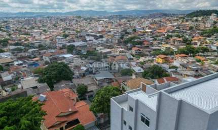 Cobertura com vista definitiva, 3 quartos sendo 1 suíte, 2 vagas, prédio com elevador
