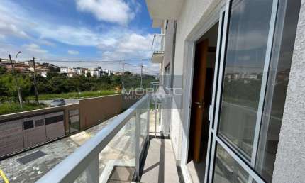Apartamento de 02 quartos com suíte e varanda em excelente localização no Bairro Xangri-lá