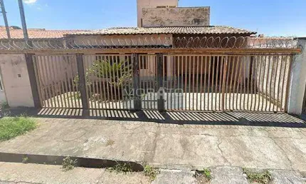 Casa de 4 quartos com 4 vagas e 5 banheiros, localização privilegiada - Dona Clara.
