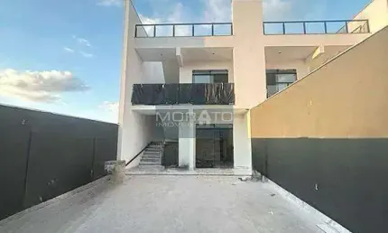 Casa de 03 quartos com suíte e 02 vagas em ótima localização no Xangri-lá