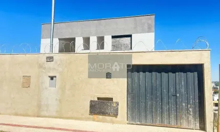 Oportunidade!!!Casa de 03 quartos com suíte , 02 vagas e amplo espaço externo no Xangri-lá