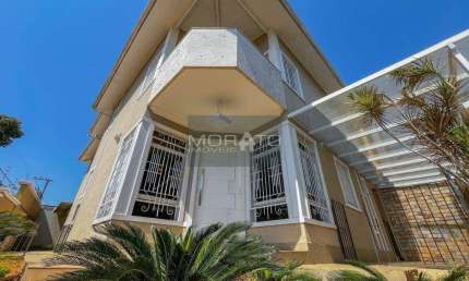 Casa com 5 quartos sendo 2 suítes com 5 vagas de garagem no bairro Dona Clara.