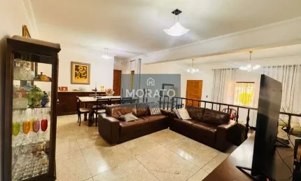Casa 4 Quartos, 2 Suítes e 5 Vagas de Garagem, no Bairro Santa Amélia