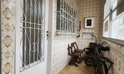 CASA AMPLA TODA REFORMADA, BEM AREJADA COM EDICULA.