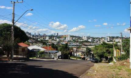 Casa com 4 dormitórios, sala estar com lareira, garagem 3 carros, bairro Ideal, NovoHamburgo-RS.
