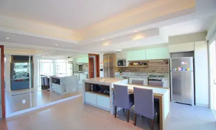 Bela casa semi mobiliada com 275m² construídos em ótima localização e com linda vista da cidade!