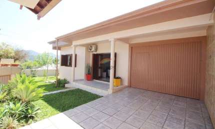Bela casa plana com área construída de 325m², sendo 03 dormitórios, em Hamburgo Velho!