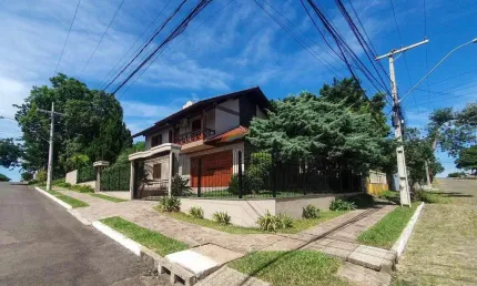Ótima casa, semi mobiliada, 180,00m² construídos em terreno de 435,00m², 03 dormitórios, sendo 01 suíte, bairro Petrópolis, Novo Hamburgo-RS.