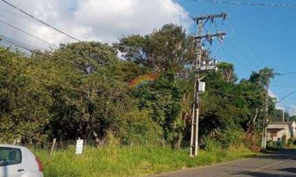 Amplo terreno com 1410,00m². de esquina frente para a Rua Benjamin Altmayer, bairro Roselândia.