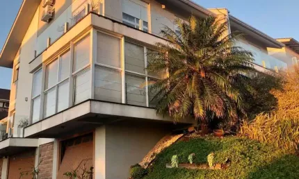 casa em condomínio, com 3 dormitórios sendo uma suíte, perto do Colégio Sinodal