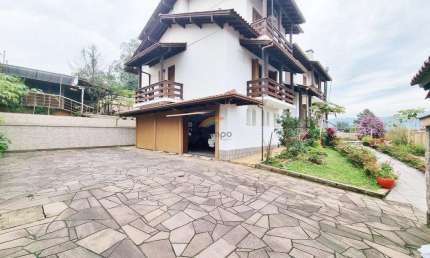 Linda casa mobiliada, com 526 metros quadrados, 5 quartos, sendo 1 suite, 4 banheiros