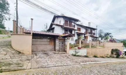 Casa com 5 dormitórios sendo 1 suíte, localizado no Bairro Vila Nova de Novo Hamburgo/RS