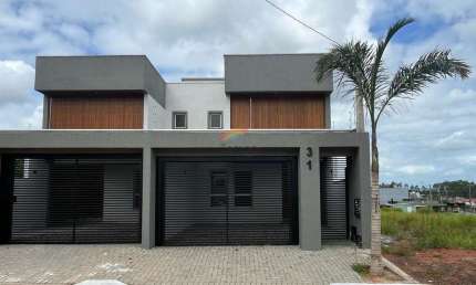 Sobrado novo com 194m² construídos, possui 3 dormitórios, sendo 1 suíte master, pátio e 2 vagas cobertas.