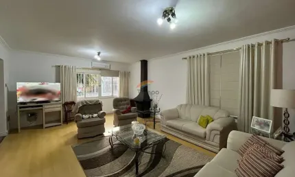 Excelente Casa Plana com 194m² construídos no Bairro São Jorge!