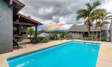 Casa à venda, 406 m² construídos, 3 dormitórios sendo 2 suítes, amplo pátio, piscina em Campo Bom/RS