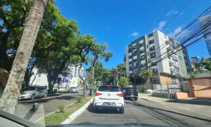 Muito Bem Localizado, Amplo apartamento 3 dormitórios(1 suíte), semimobiliado, 1 vaga de garagem