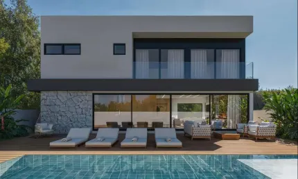 Casaem construção,  com localização privilegiada dentro do condomínio.