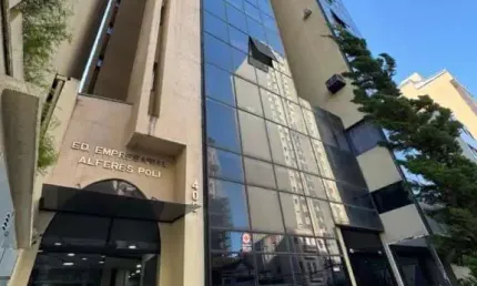 AMPLA SALA MOBILIADA COM COZINHA E DOIS BANHEIROS!!!