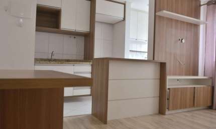 EXCELENTE APARTAMENTO MOBILIADO EM ÓTIMA LOCALIZAÇÃO.