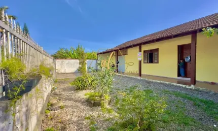 Casa em penha, rua asfaltada, 1100 metros até a praia do quilombo