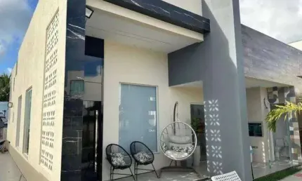 Linda Casa com 3 suítes ampla e duas vagas em Condomínio Clube