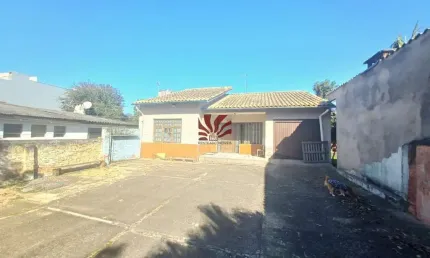Casa com 2 quartos para alugar na Rua FAB, 261, Nossa Senhora das Graças, Canoas por R$ 4.500