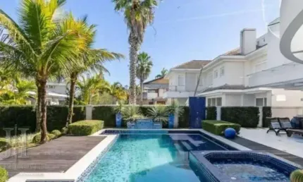 Casa 5 suites a 50 metros do mar em Jurerê Internacional