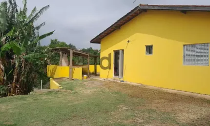 Chácara em Moreiras com casa de laje e piscina de alvenaria, Mairinque/SP
