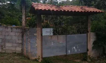 Chácara de 3000m2, Casa com 2 dorm, piscina inacabada, pomar, água nos fundo do terreno. Loteamento fechado, Moreiras Mairinque. Ideal para Investidores