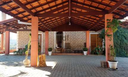 Chácara Condomínio Porta do Sol com vista, sendo 5 suítes, churrasqueira, piscina, pomar, garagem coberta