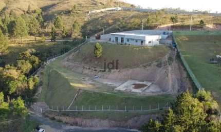 Chácara com 6.400 m2 , casa nova com 236 m2 de área construída com projeto moderno, uma vista fantástica para o verde!ro
