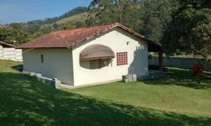 Chácara em Mairinque com espaço amplo de 1900m² e casa aconchegante de 100m²!